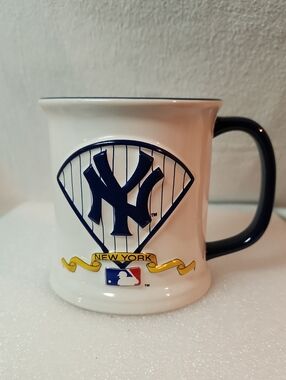Hunter White Ceramic New York Yankees Mug with Navy Handle